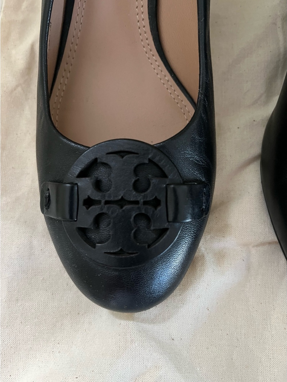Tory Burch Women's Logo Black Leather Wedge, Size 7M - Picture 3 of 7